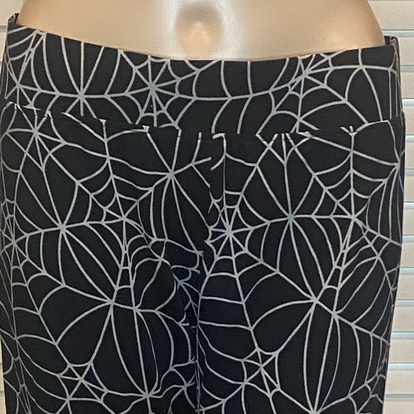 Halloween Soft Leggings with All-Over Spiderwebs Pattern Print Size Large NWT - Picture 2 of 6